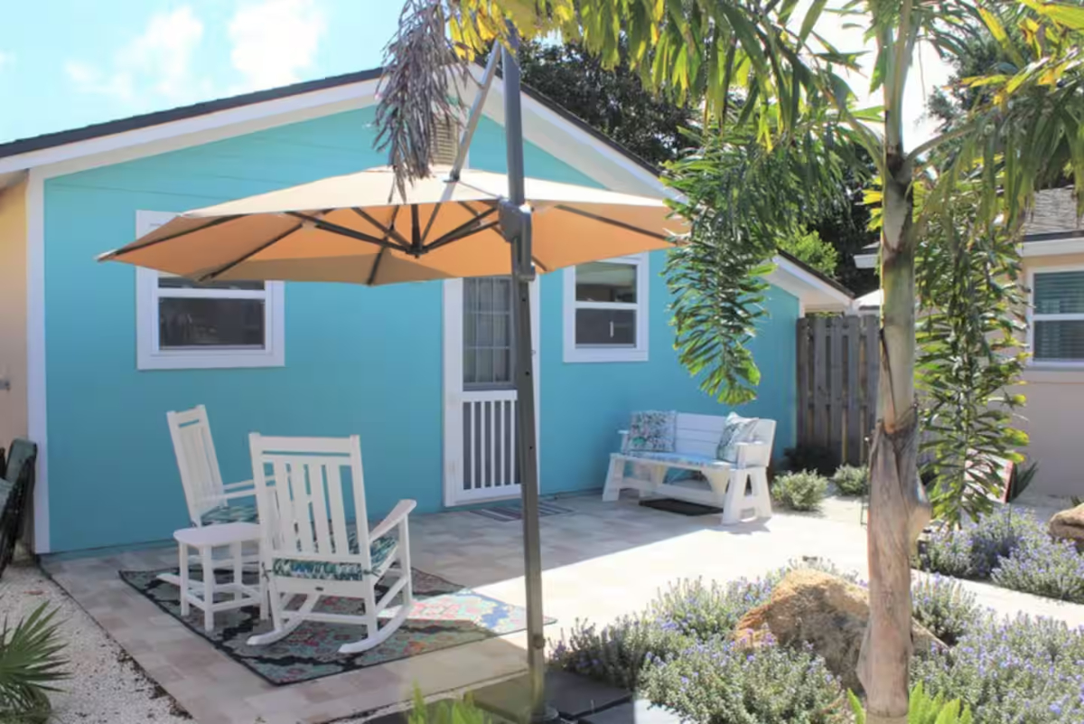 Furnished Cottage Near Mayo Clinic & Baptist Health - Walk to Beach, Private Laundry Access & Parkin - Photo 2