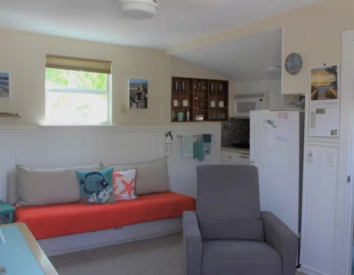 Furnished Cottage Near Mayo Clinic & Baptist Health - Walk to Beach, Private Laundry Access & Parkin - Photo 4