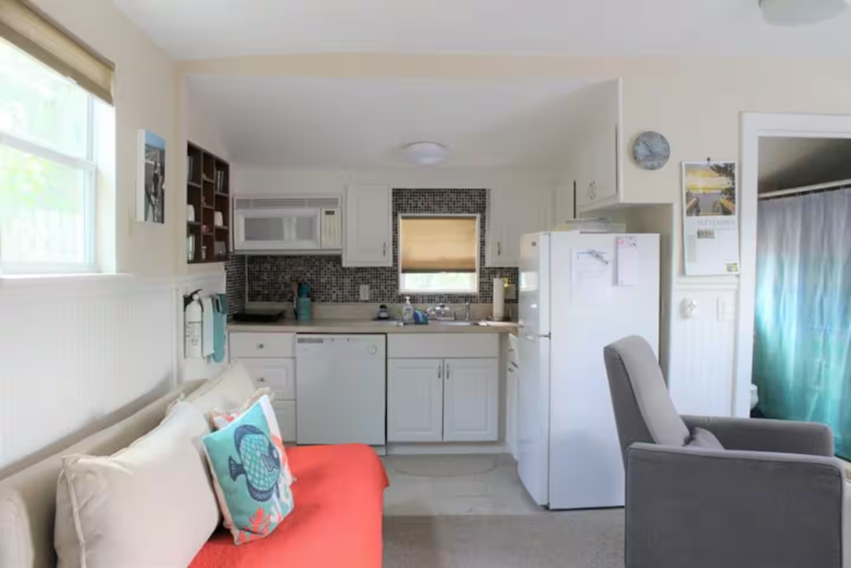 Furnished Cottage Near Mayo Clinic & Baptist Health - Walk to Beach, Private Laundry Access & Parkin - Photo 5