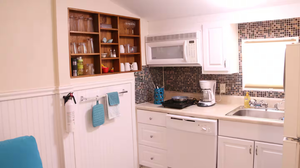 Furnished Cottage Near Mayo Clinic & Baptist Health - Walk to Beach, Private Laundry Access & Parkin - Photo 10