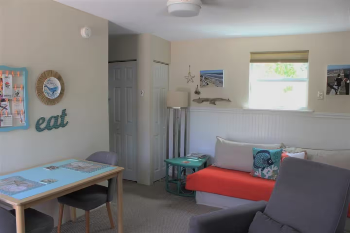 Furnished Cottage Near Mayo Clinic & Baptist Health - Walk to Beach, Private Laundry Access & Parkin - Photo 6