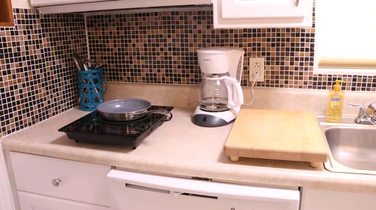 Furnished Cottage Near Mayo Clinic & Baptist Health - Walk to Beach, Private Laundry Access & Parkin - Photo 11