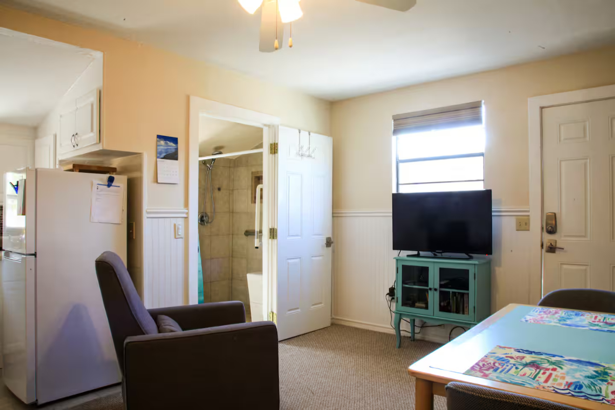 Furnished Cottage Near Mayo Clinic & Baptist Health - Walk to Beach, Private Laundry Access & Parkin - Photo 7