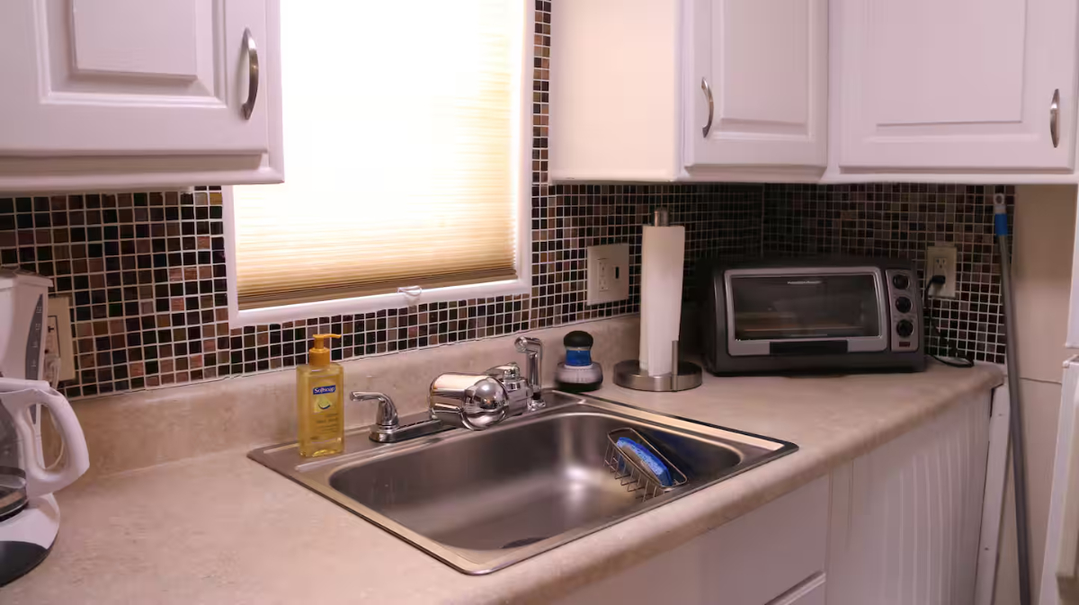 Furnished Cottage Near Mayo Clinic & Baptist Health - Walk to Beach, Private Laundry Access & Parkin - Photo 12