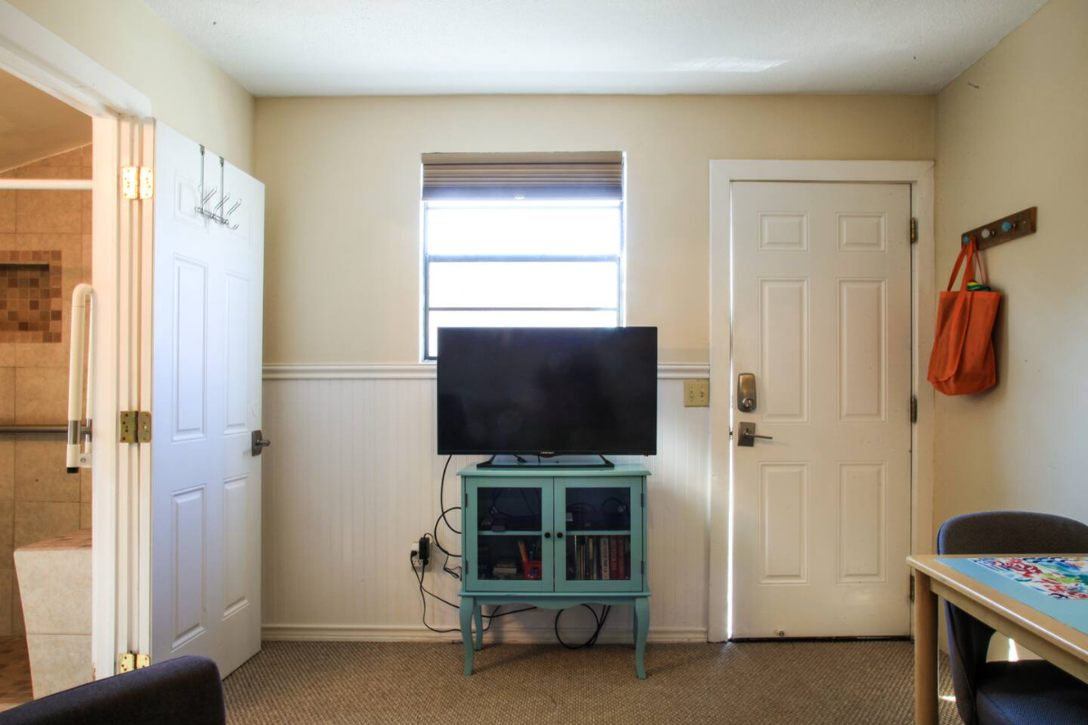 Furnished Cottage Near Mayo Clinic & Baptist Health - Walk to Beach, Private Laundry Access & Parkin - Photo 8