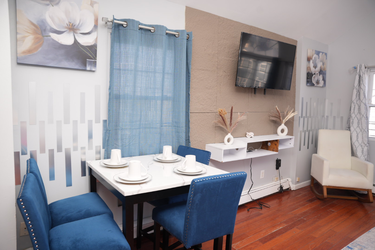 Oasis Stay- 3bdrm 1.5 bath - Photo 2