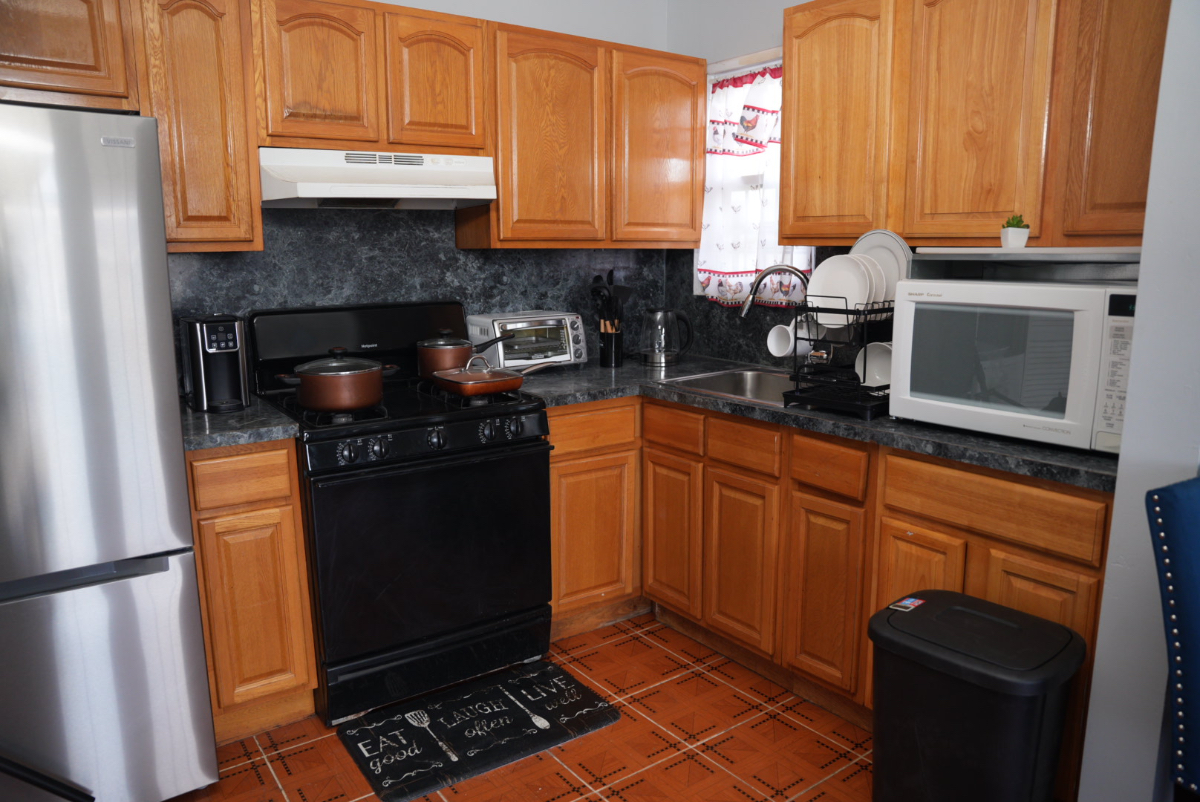 Oasis Stay- 3bdrm 1.5 bath - Photo 3
