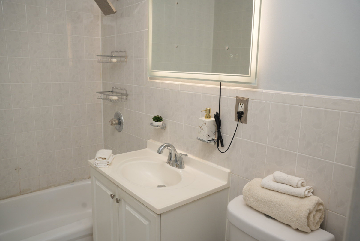 Oasis Stay- 3bdrm 1.5 bath - Photo 7