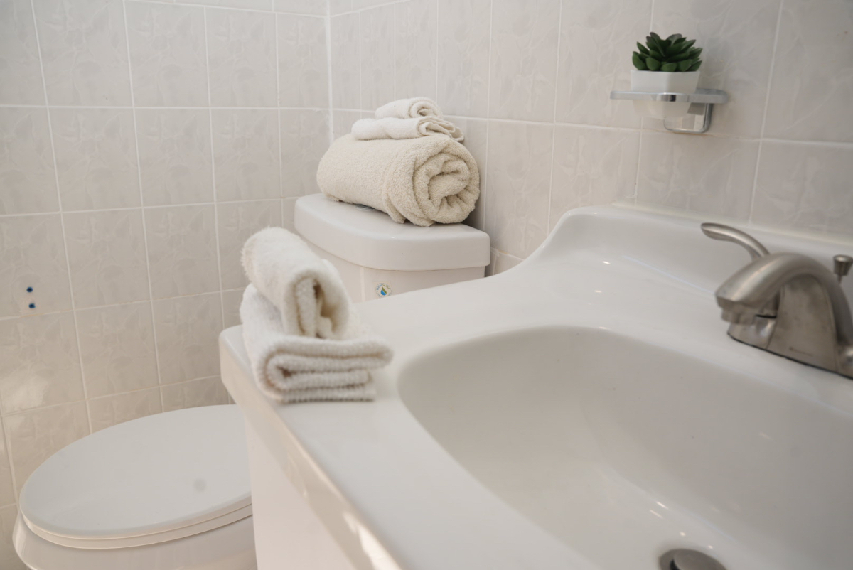 Oasis Stay- 3bdrm 1.5 bath - Photo 9