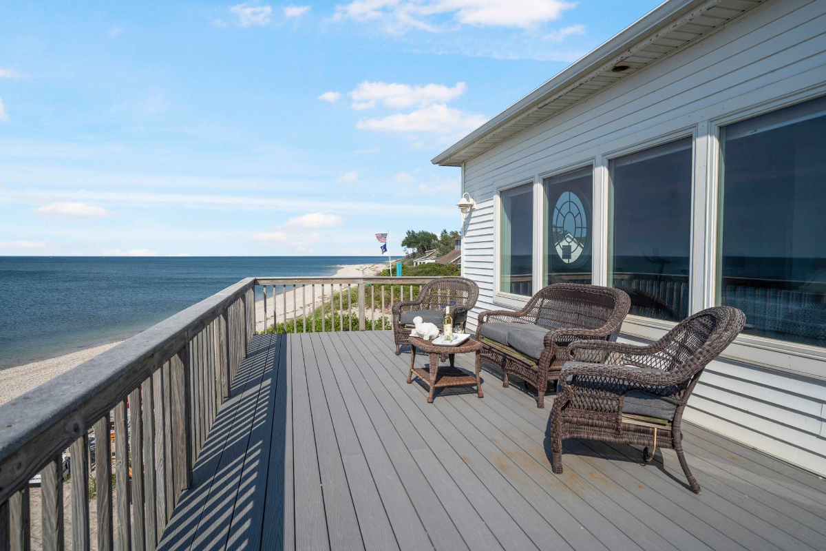 Queen Vic LI Soundfront 5BR Beach House - Photo 6