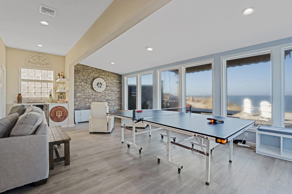 Queen Vic LI Soundfront 5BR Beach House - Photo 4