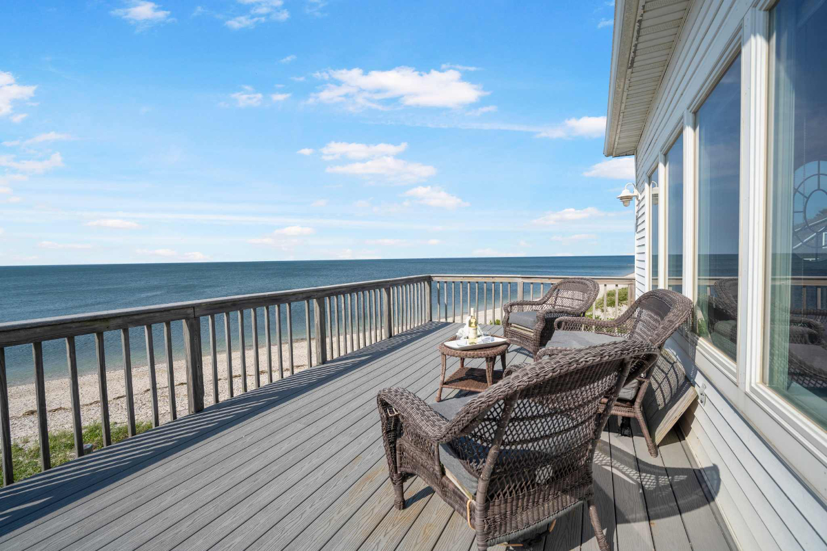 Queen Vic LI Soundfront 5BR Beach House - Photo 1