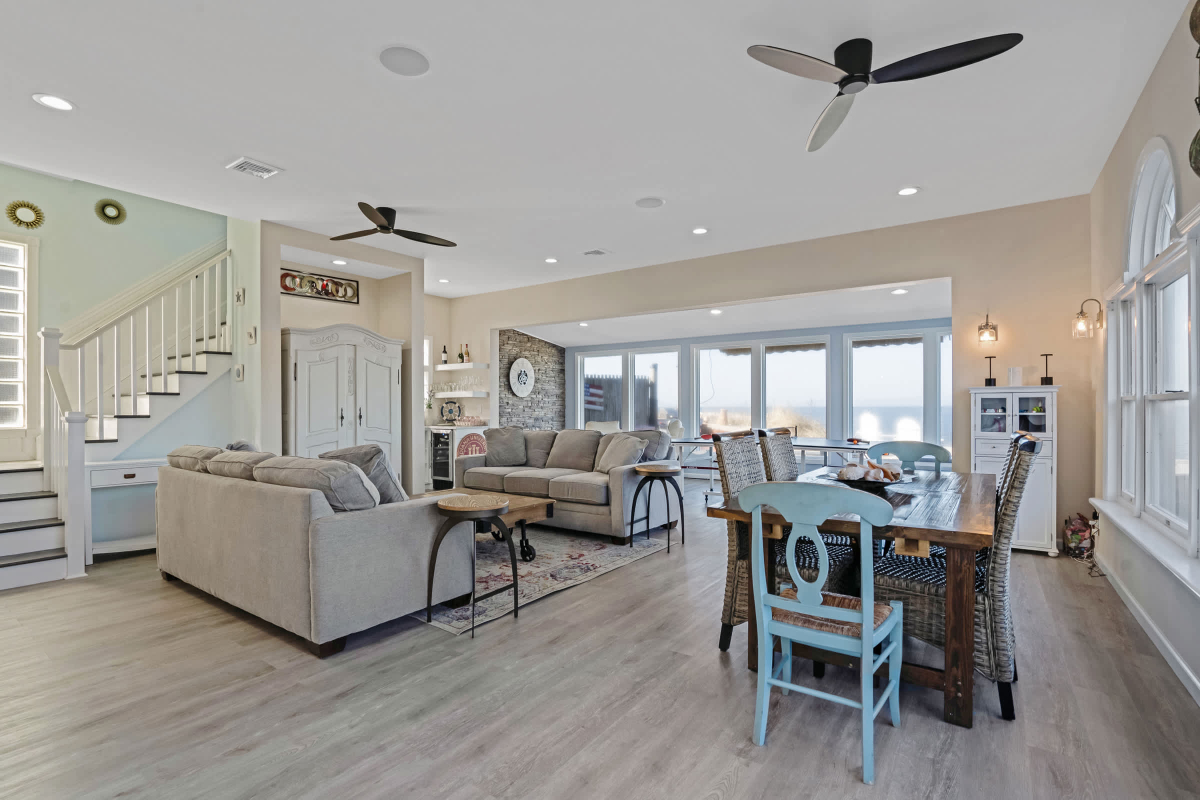Queen Vic LI Soundfront 5BR Beach House - Photo 3