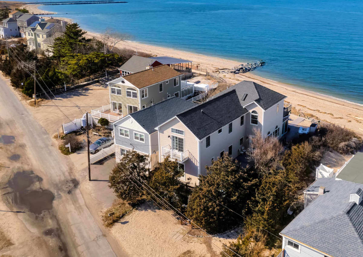 Queen Vic LI Soundfront 5BR Beach House - Photo 2