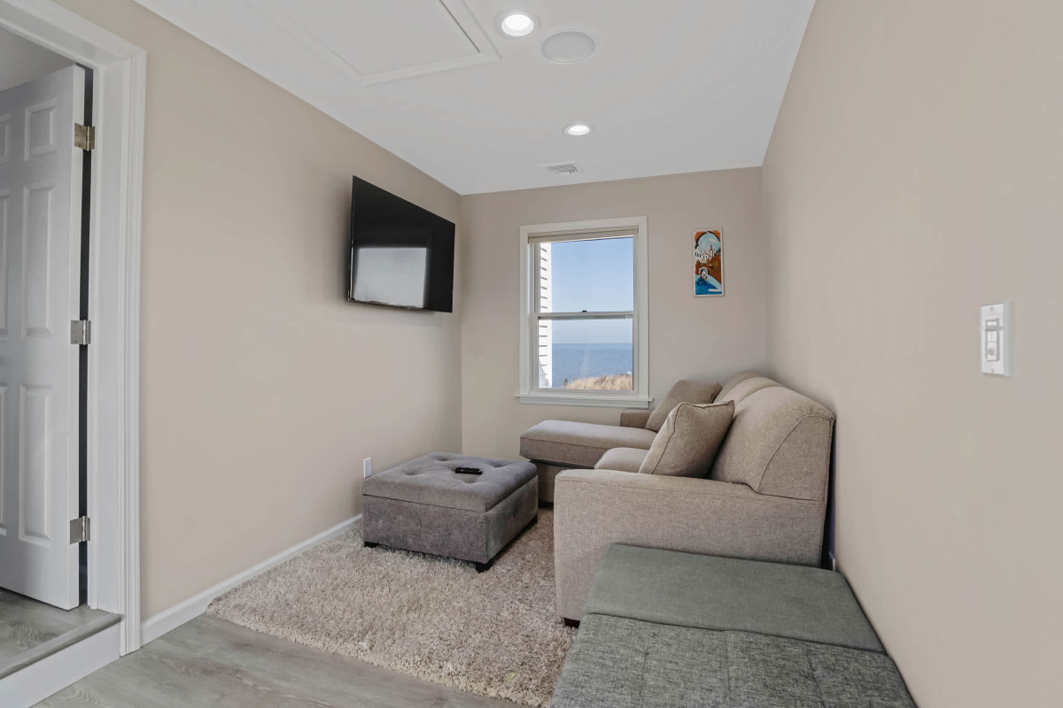 Queen Vic LI Soundfront 5BR Beach House - Photo 12
