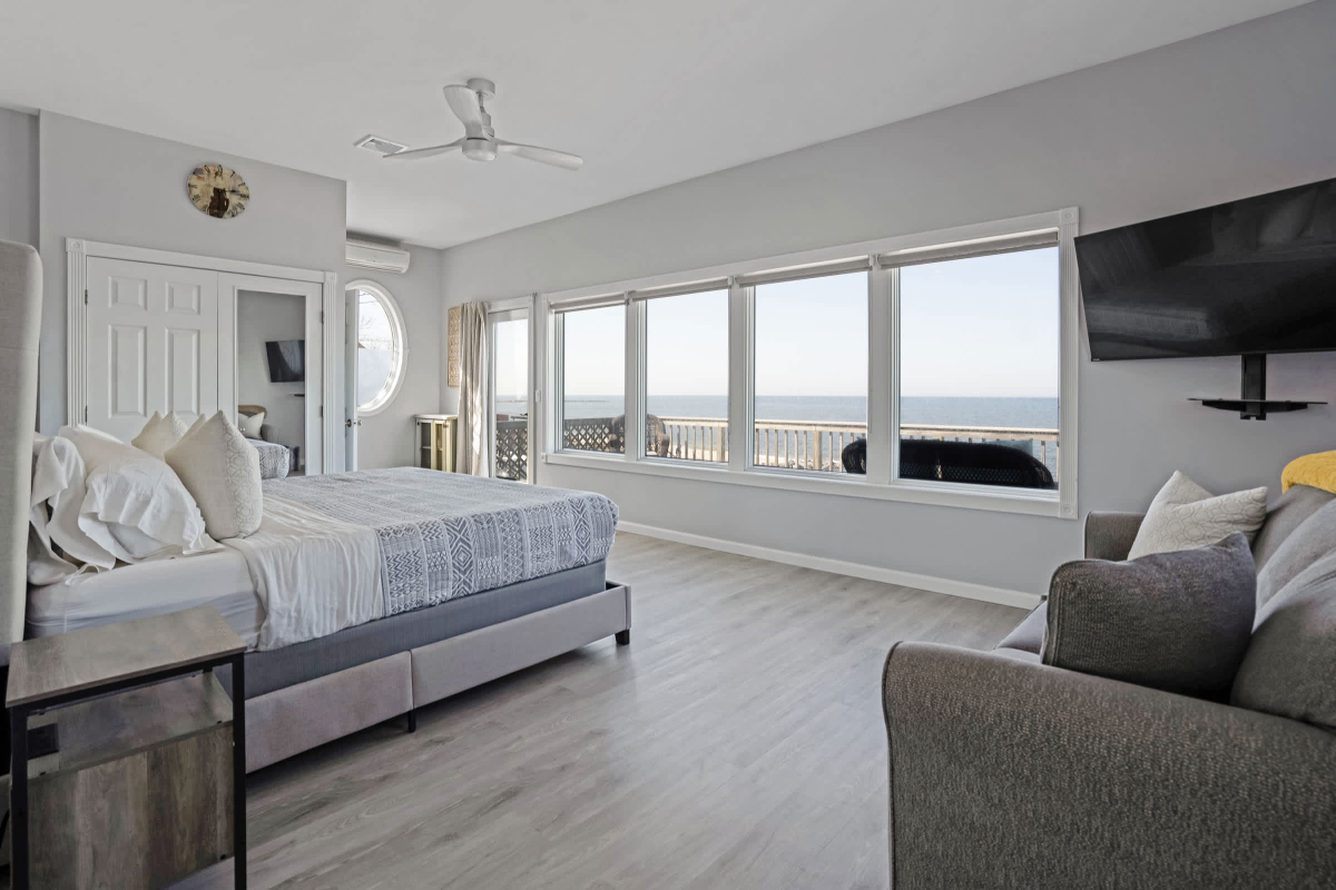 Queen Vic LI Soundfront 5BR Beach House - Photo 11