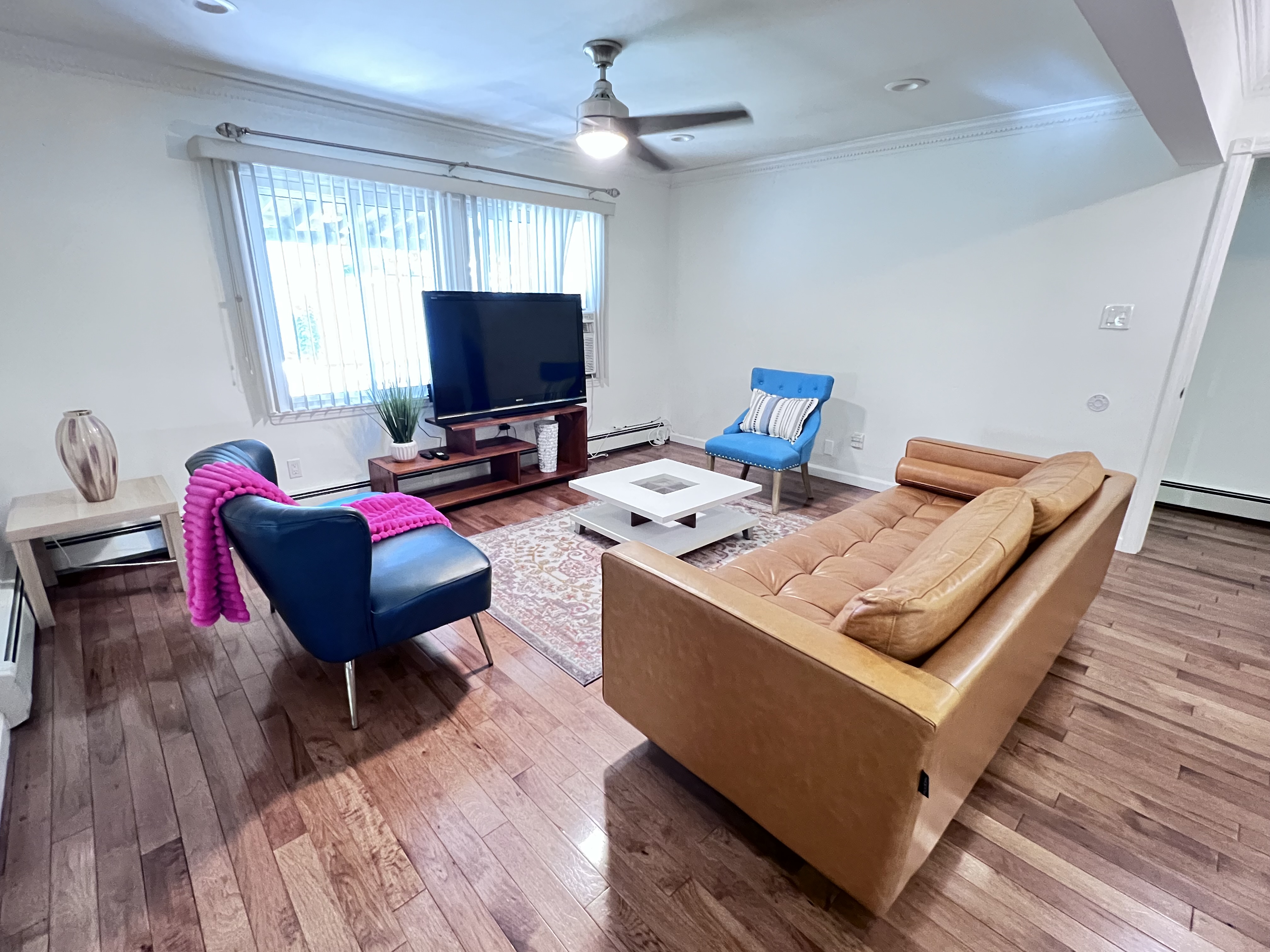 Modern & Spacious 4 BR Home - Photo 8