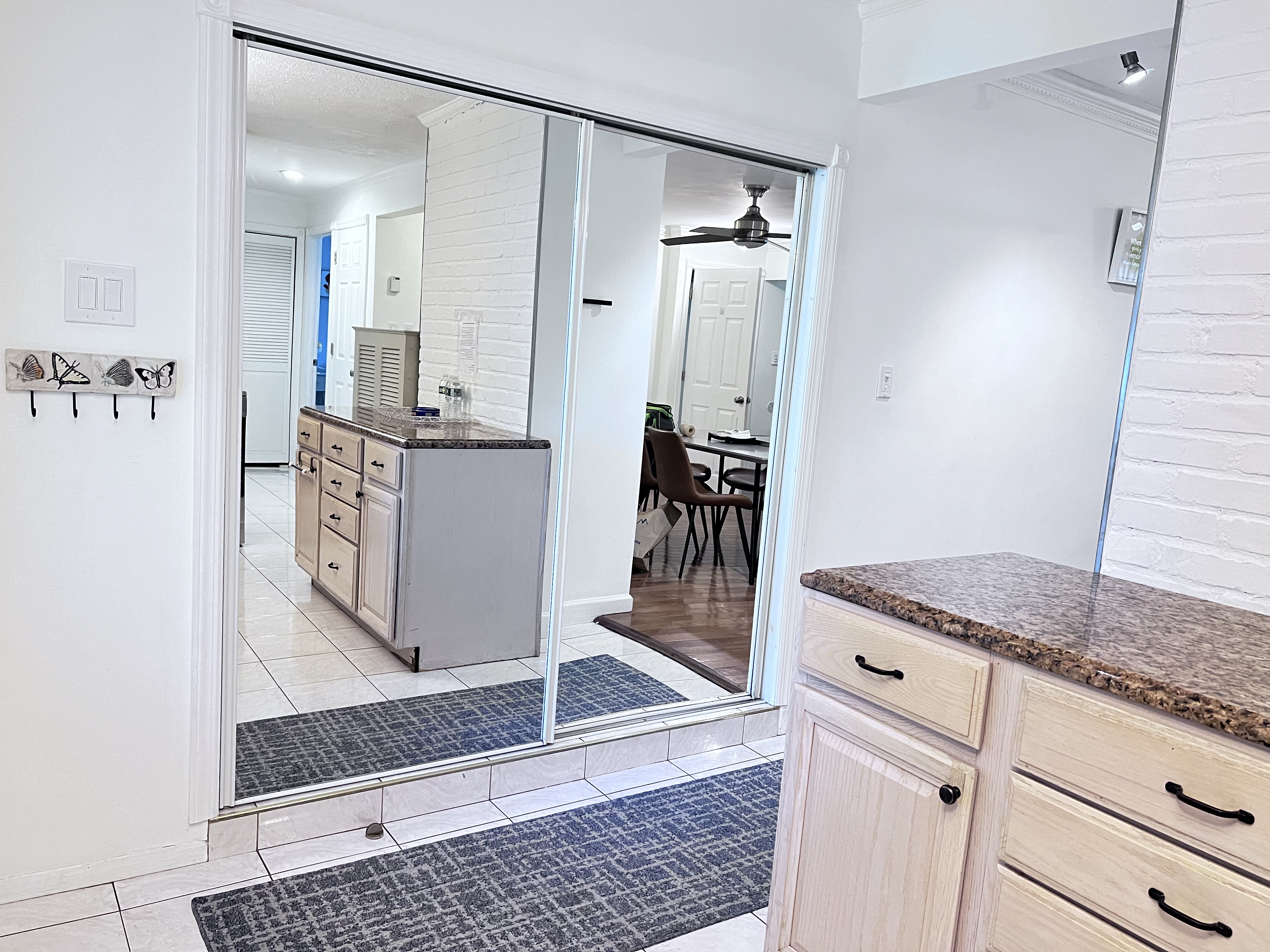 Modern & Spacious 4 BR Home - Photo 2