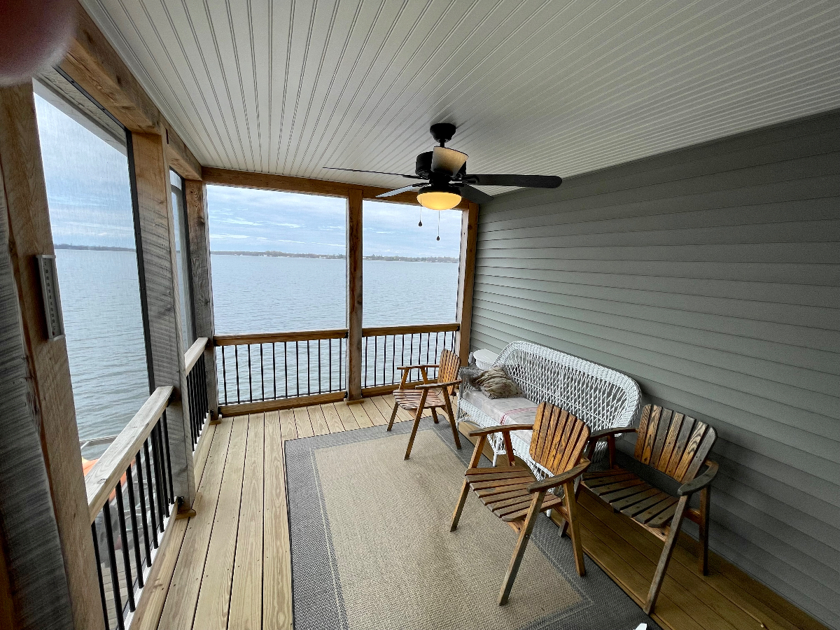 Deluxe lake house on Saint Albans Bay in quiet neighborhood - Photo 9