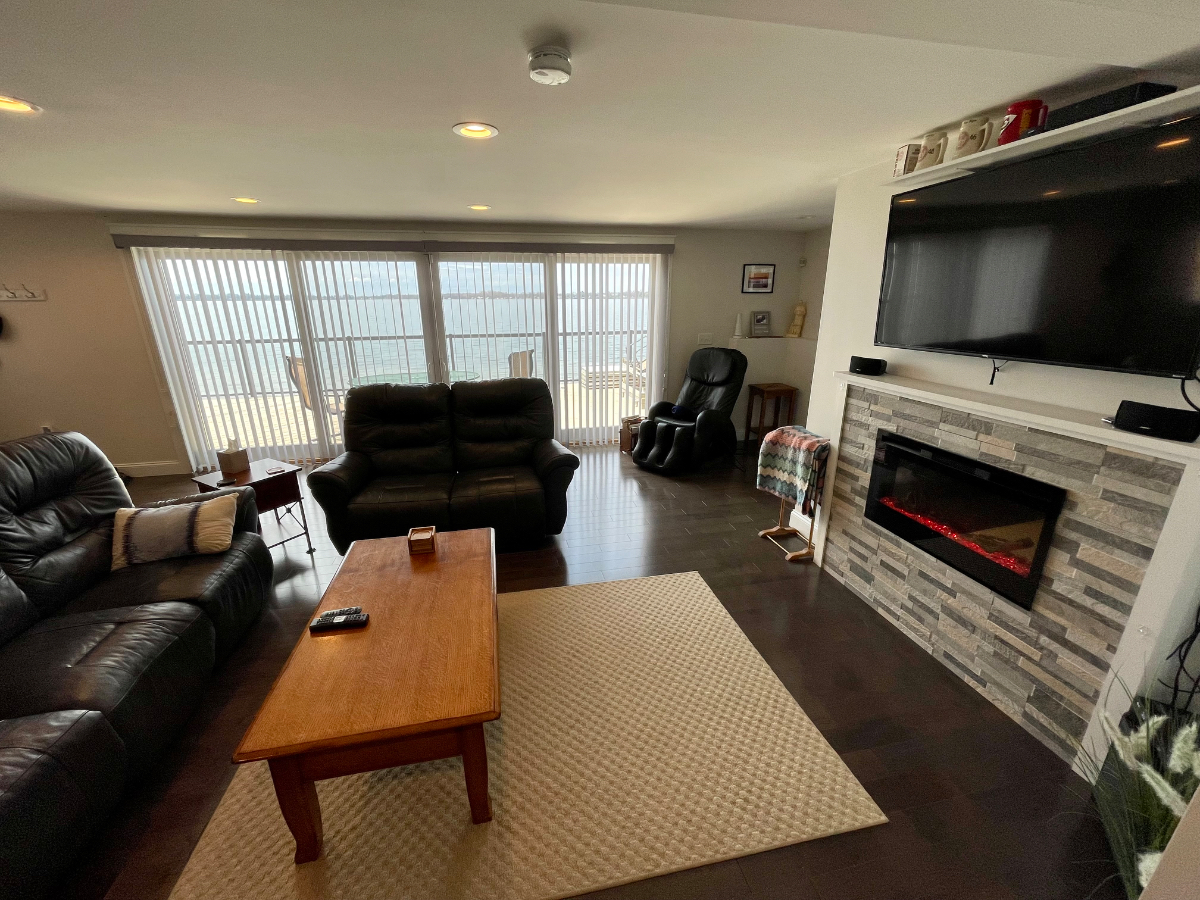 Deluxe lake house on Saint Albans Bay in quiet neighborhood - Photo 11