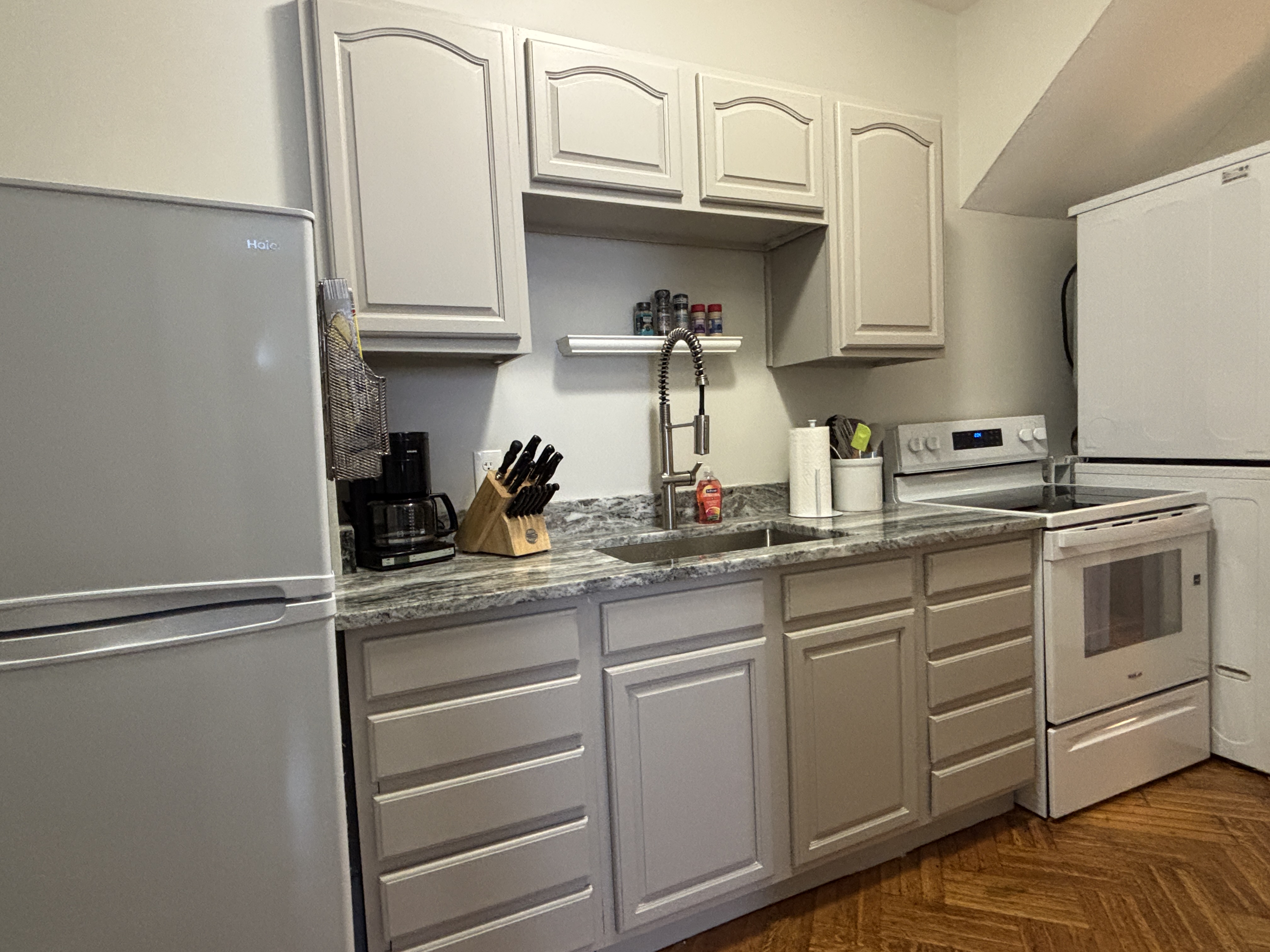 Private furnished apartment in Park Ave area near several hospitals - Photo 10
