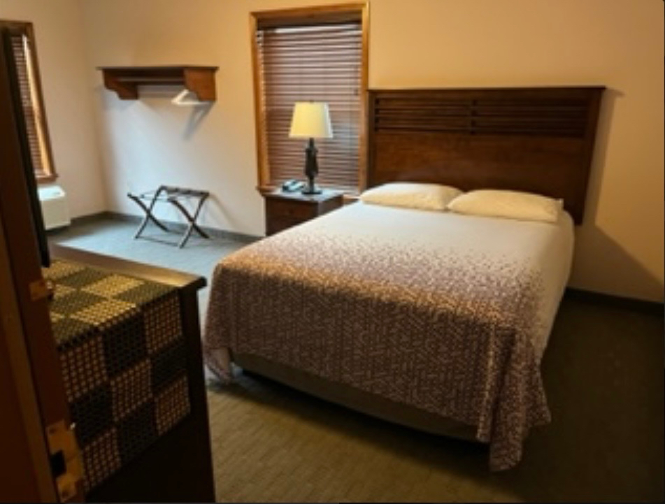 Redwood Inn & Suites The Perfect Hotel for Baseball Teams, Travel Nurses, or Long-Term Stays. We of - Photo 2
