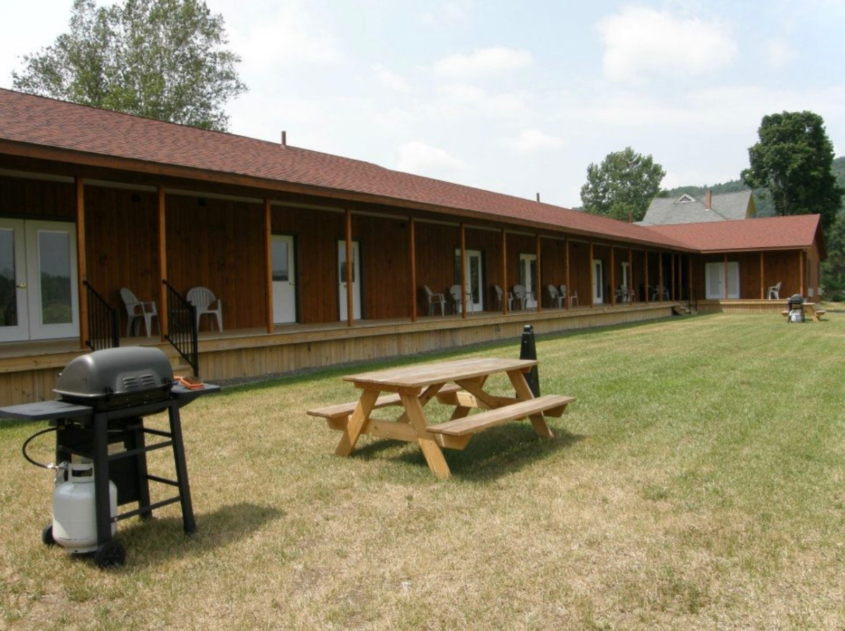 Redwood Inn & Suites The Perfect Hotel for Baseball Teams, Travel Nurses, or Long-Term Stays. We of - Photo 4