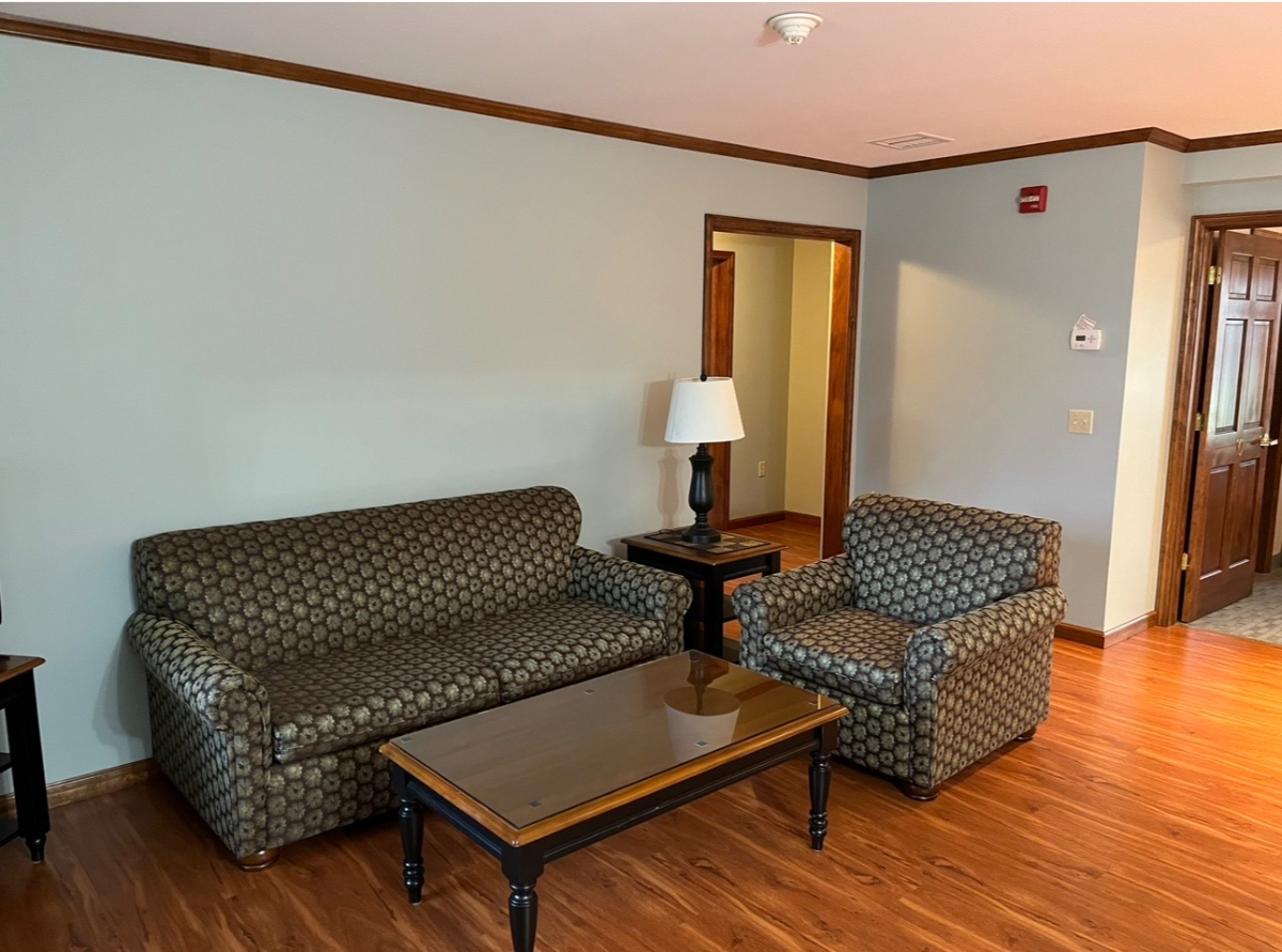 Redwood Inn & Suites The Perfect Hotel for Baseball Teams, Travel Nurses, or Long-Term Stays.  We of - Photo 6