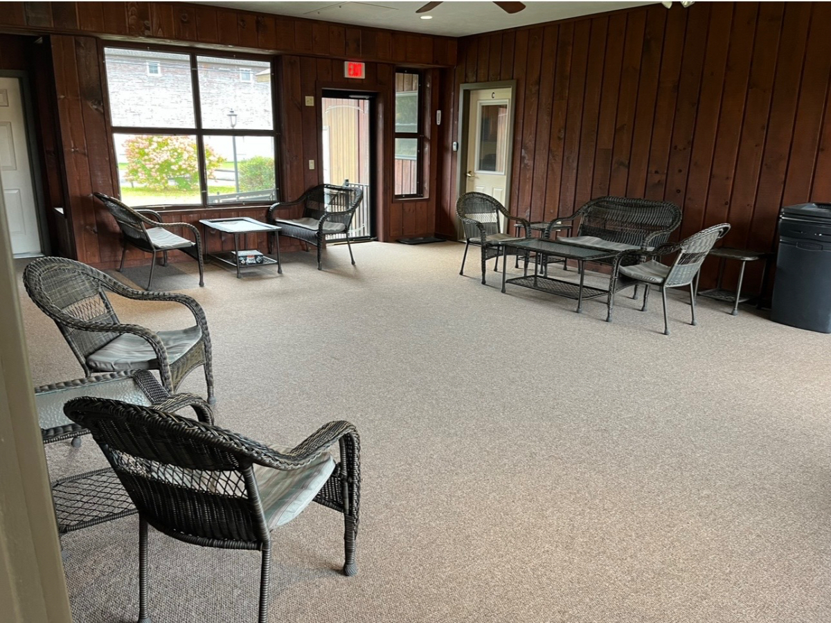 Redwood Inn & Suites The Perfect Hotel for Baseball Teams, Travel Nurses, or Long-Term Stays.  We of - Photo 8