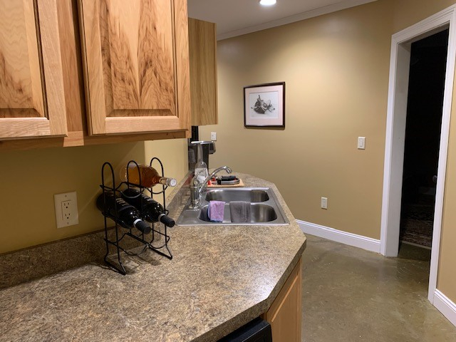 Newly Renovated, High Ceilings - Photo 8