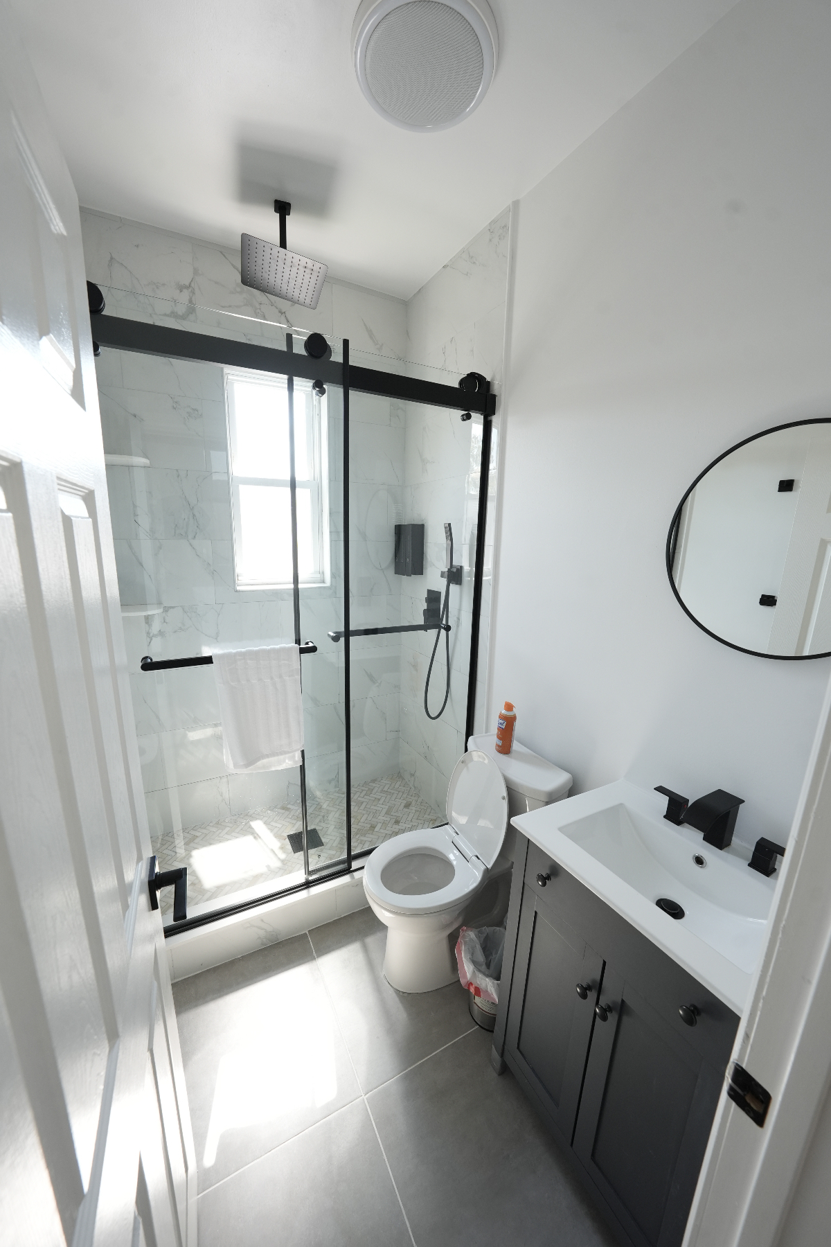Modern Serene 1BR Near Jacobi & Montefiore | Balcony - Photo 2