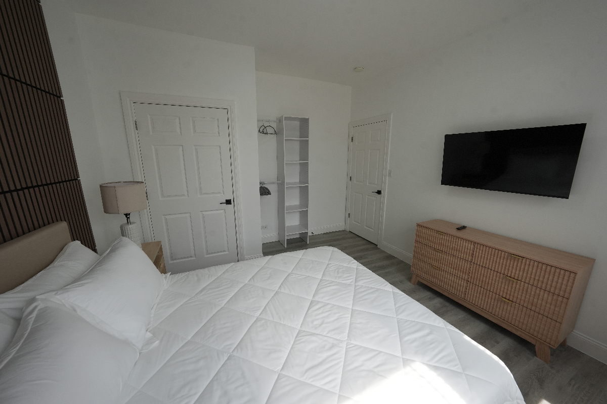 Modern Serene 1BR Near Jacobi & Montefiore | Balcony - Photo 3