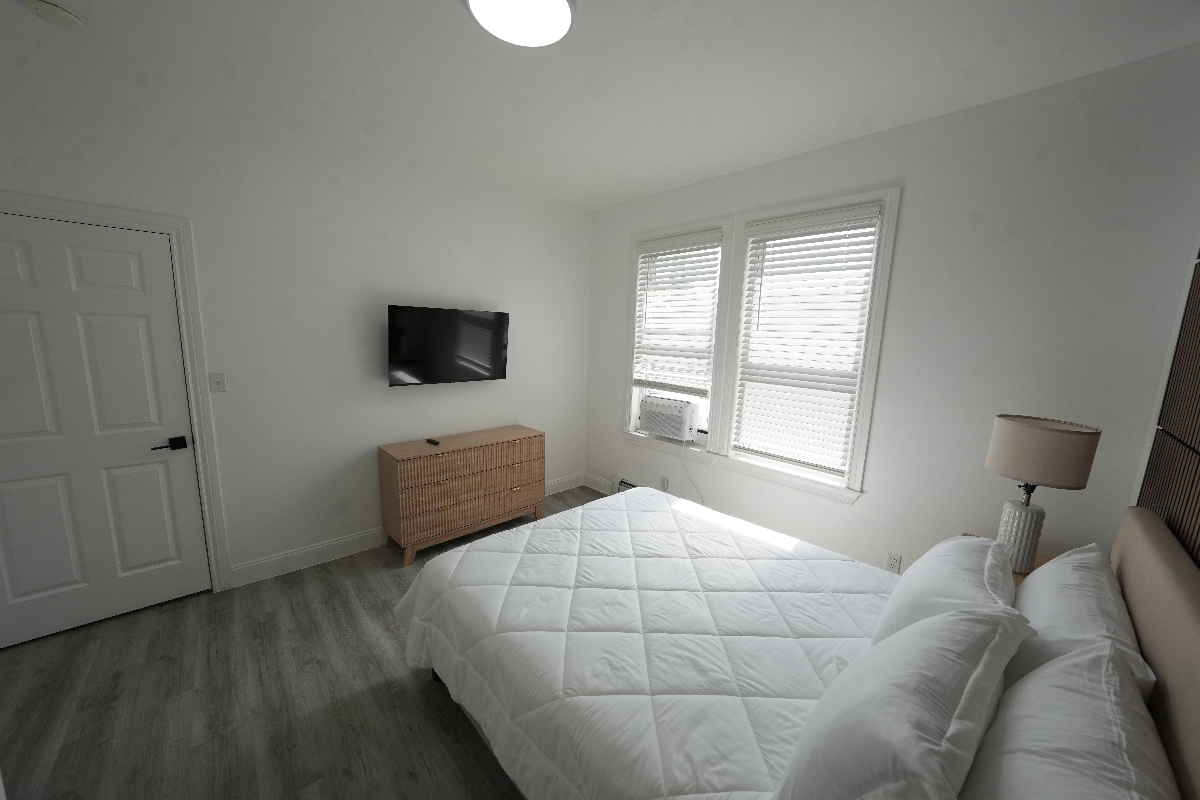 Modern Serene 1BR Near Jacobi & Montefiore | Balcony - Photo 6