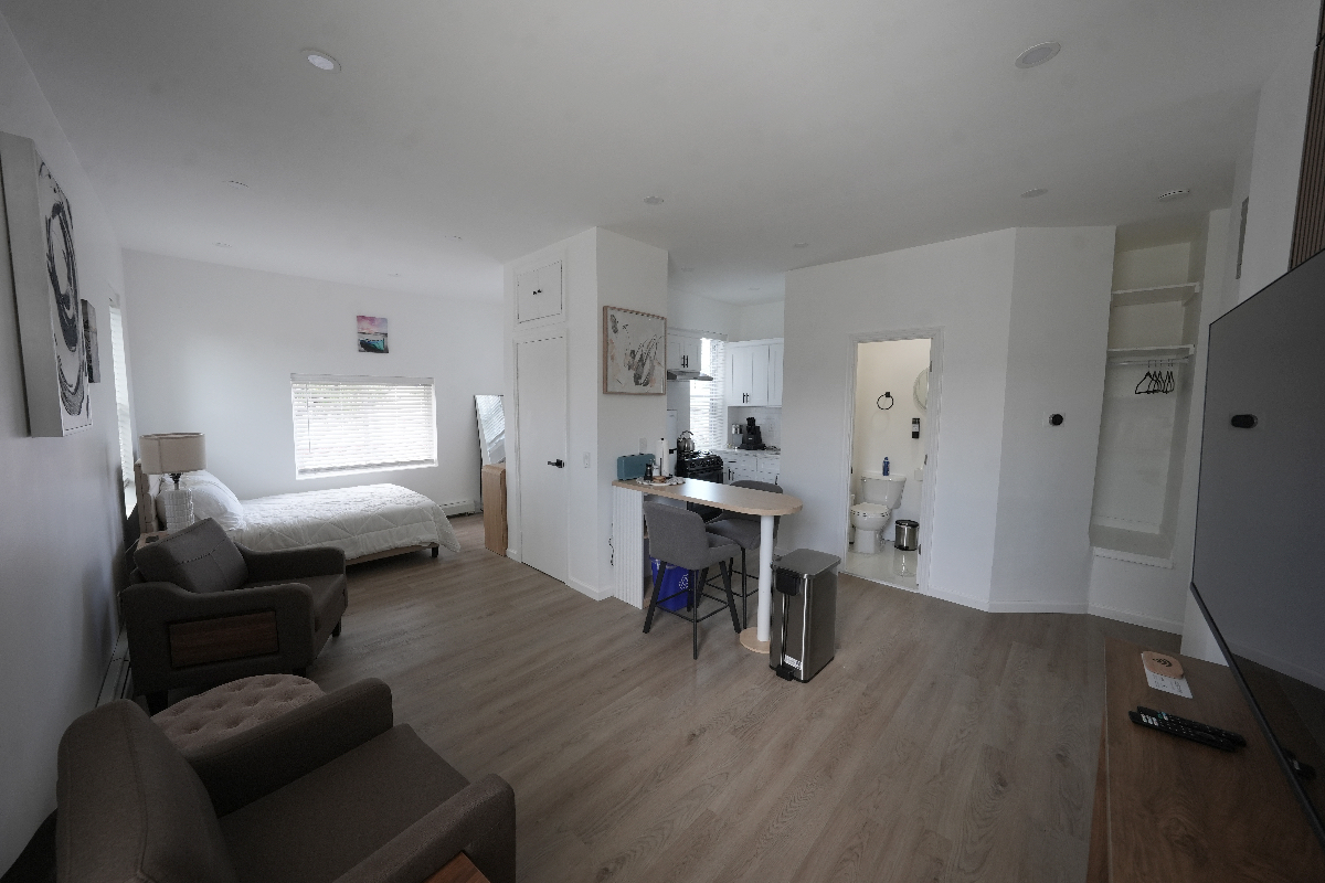 Modern Serene 1BR Near Jacobi & Montefiore | Balcony - Photo 5