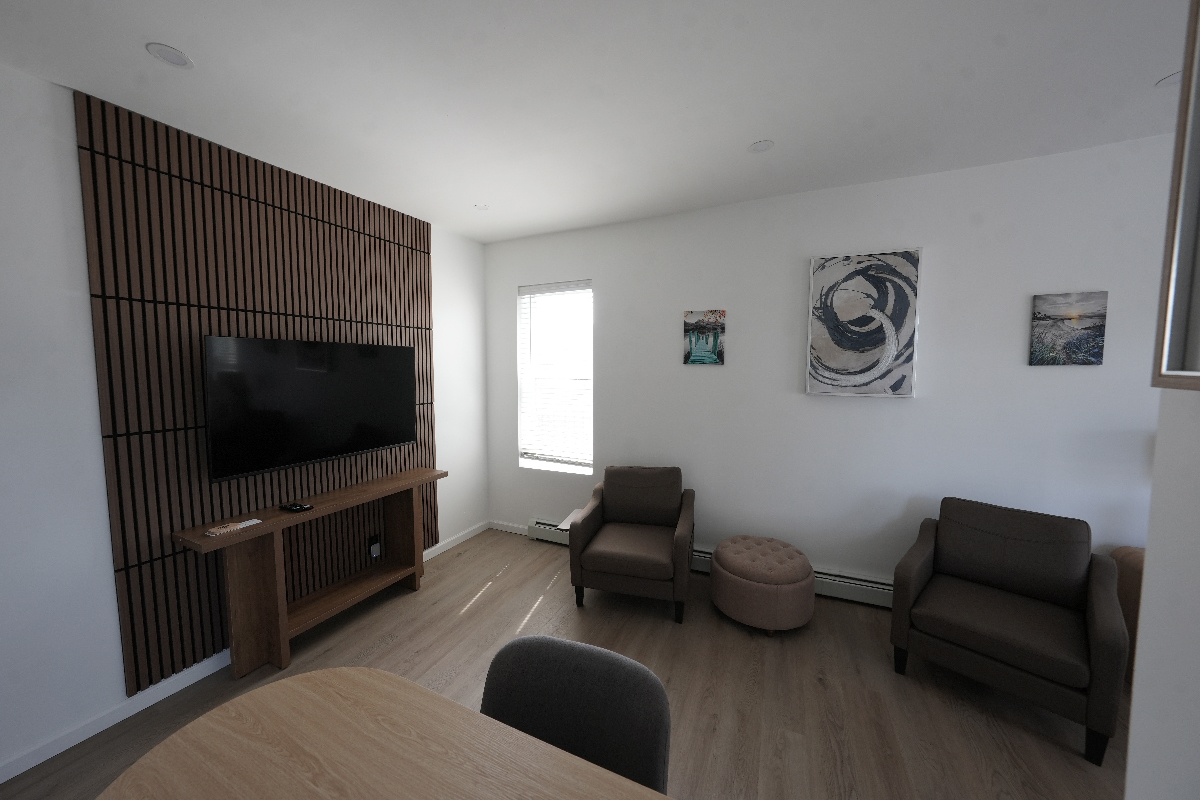 Modern Serene 1BR Near Jacobi & Montefiore | Balcony - Photo 2
