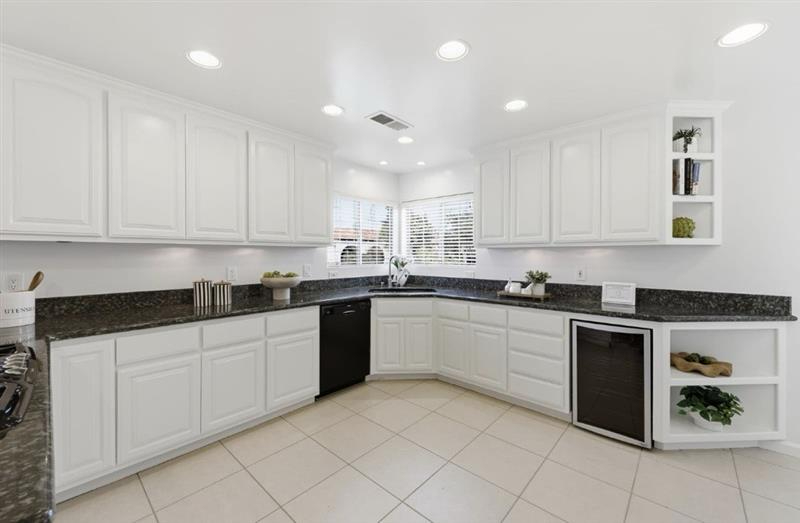 Beautiful Furnished 3BR Home in Desirable Willow Glen - Photo 3