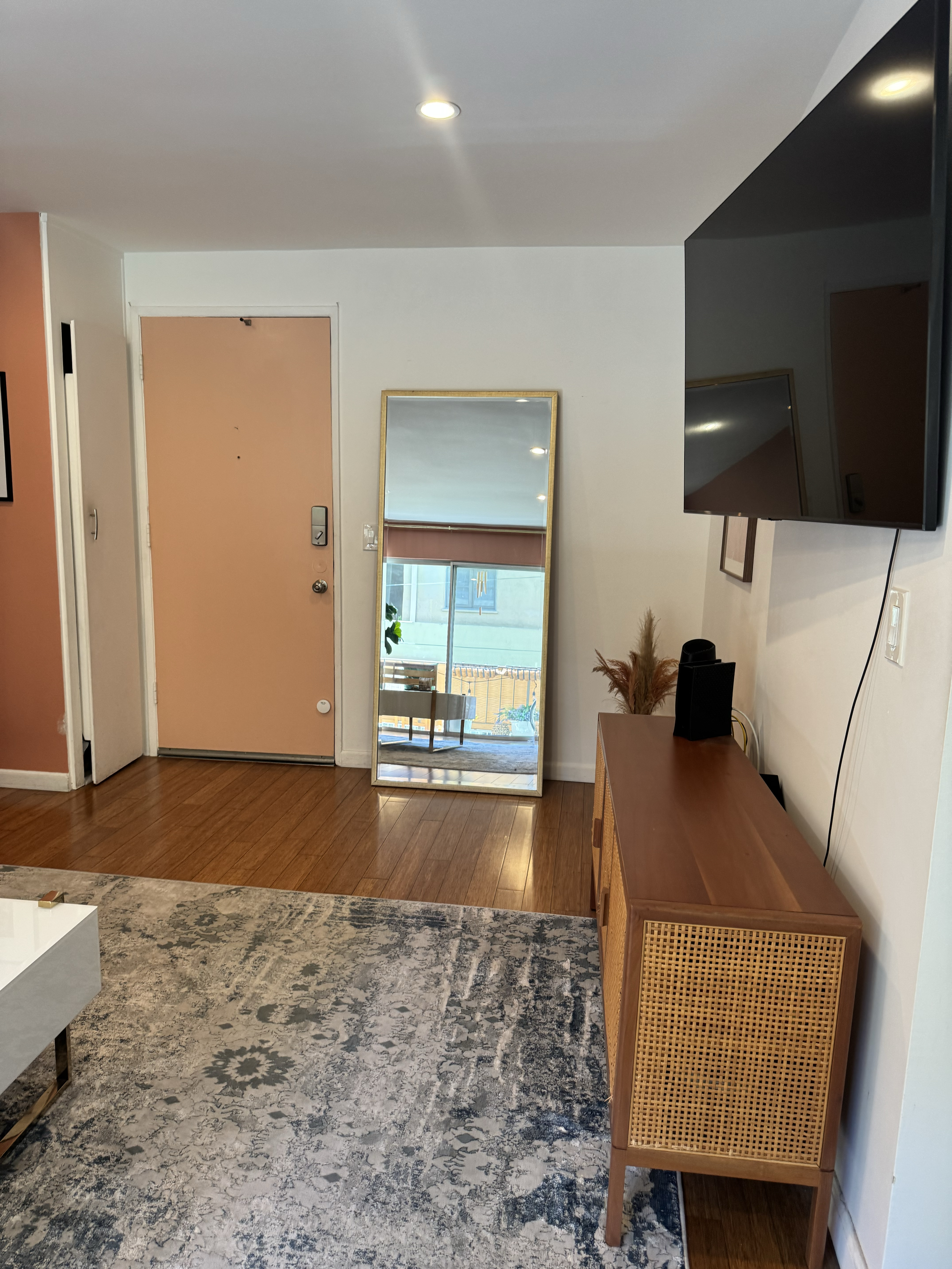 1 bed 1 bath Queen Bed Private Balcony Hancock Park - Photo 4