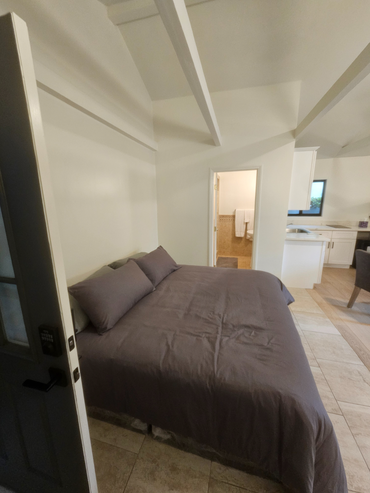 Private Venice Guest House | Utilities + Wi-Fi Included | Flexible Term - Photo 1