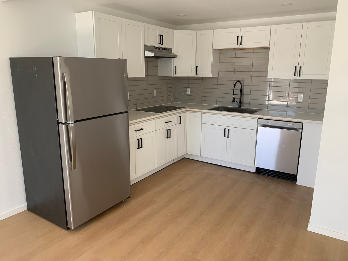 Modern Furnished 1BR in Vista - Utilities Included, A/C, Parking, Laundry, Etc. - Photo 3