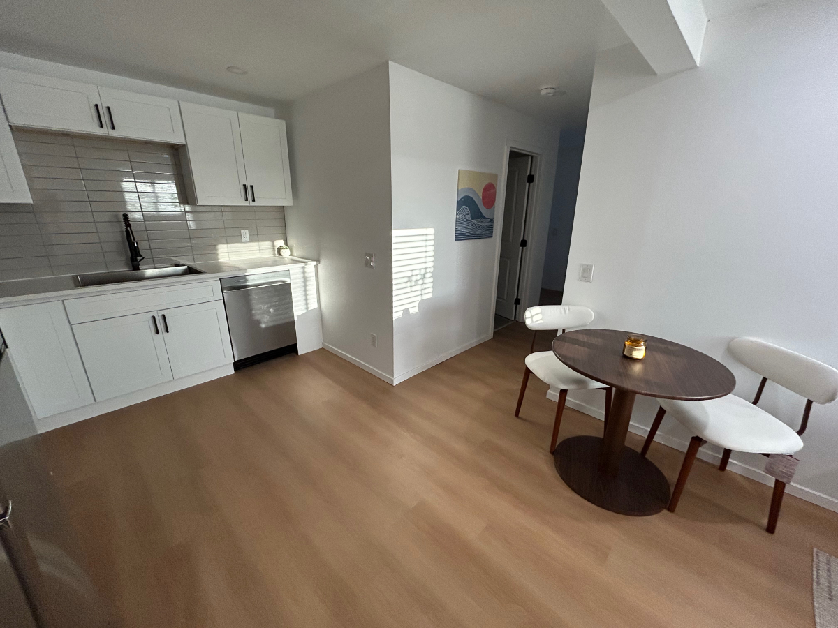 Modern Furnished 1BR in Vista - Utilities Included, A/C, Parking, Laundry, Etc. - Photo 5