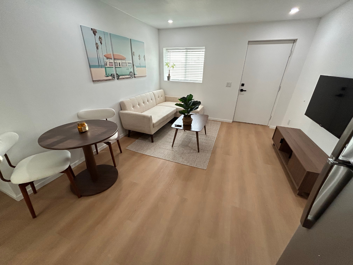 Modern Furnished 1BR in Vista - Utilities Included, A/C, Parking, Laundry, Etc. - Photo 2