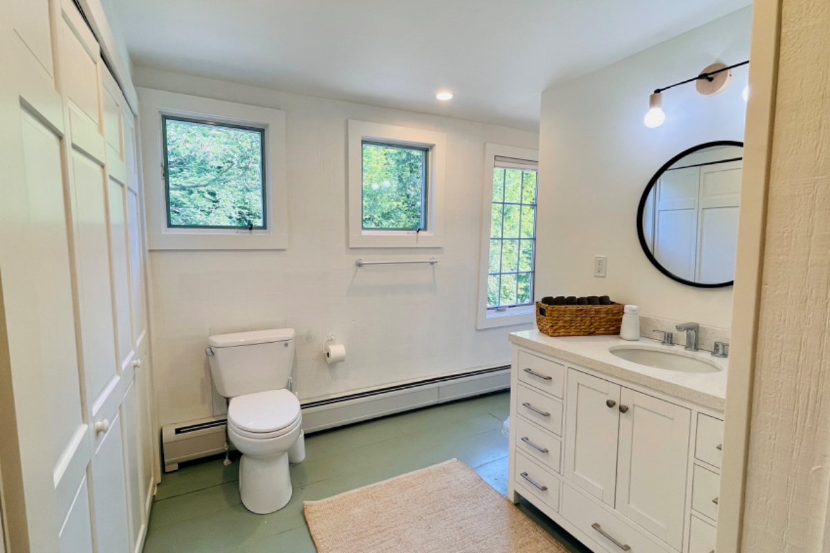 Serene, renovated farmhouse with private pond - Photo 3