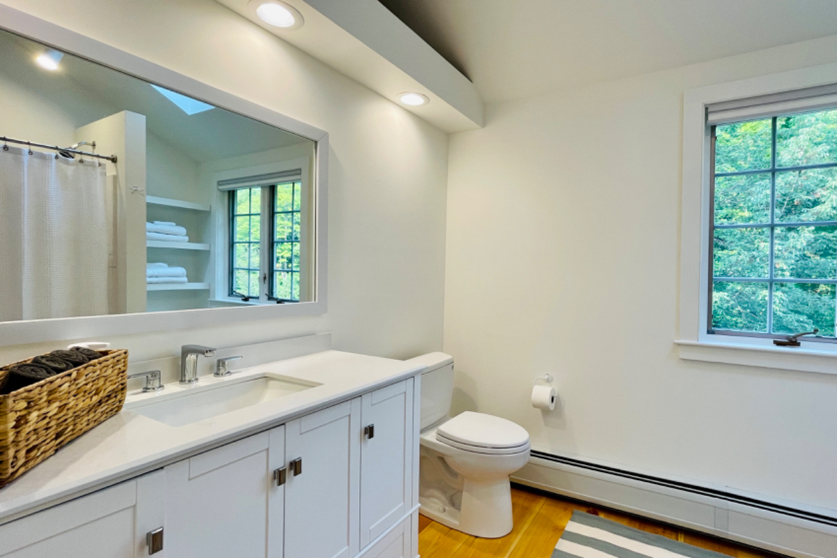Serene, renovated farmhouse with private pond - Photo 6