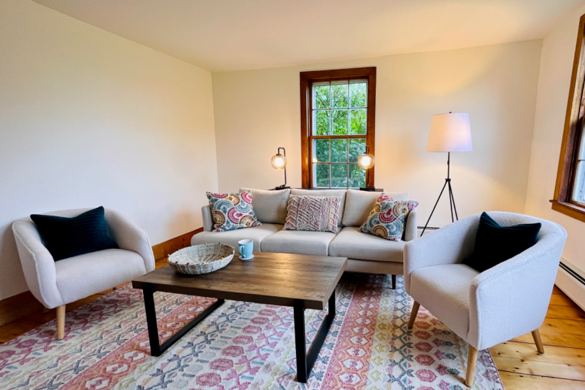 Serene, renovated farmhouse with private pond - Photo 9