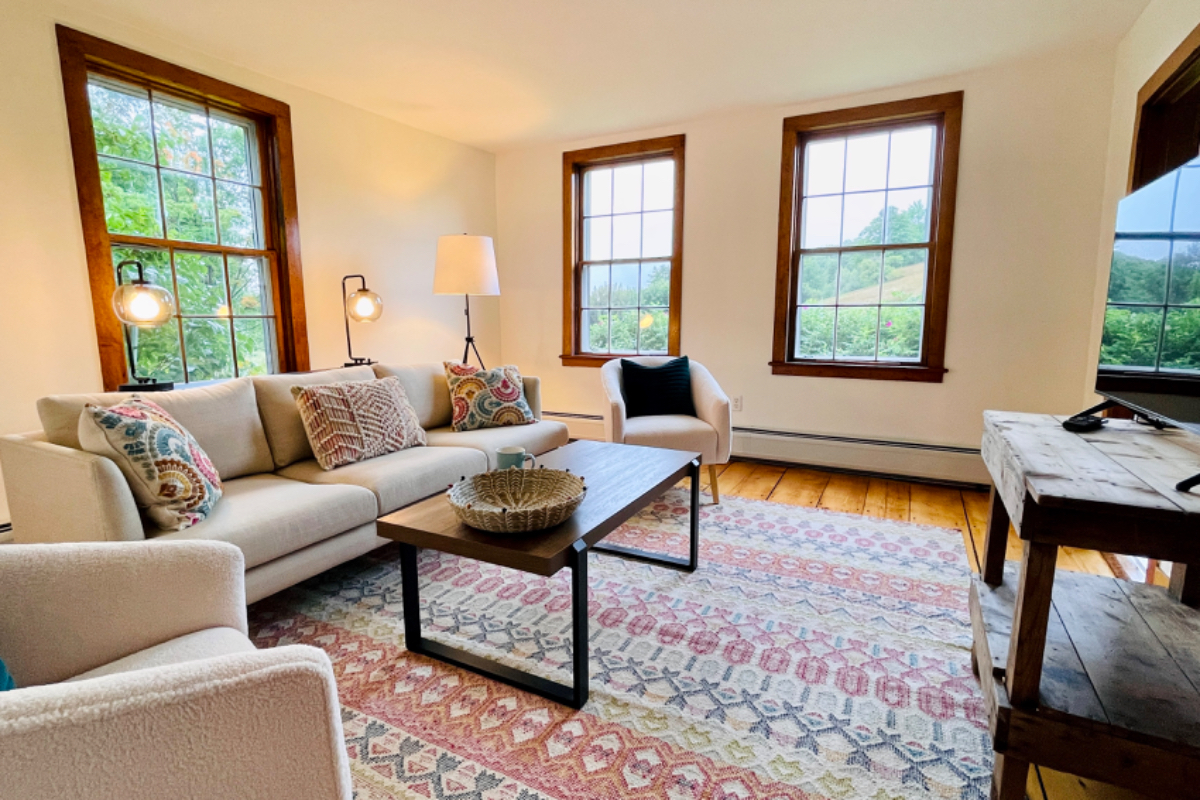 Serene, renovated farmhouse with private pond - Photo 10
