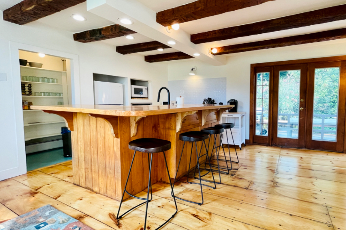 Serene, renovated farmhouse with private pond - Photo 11