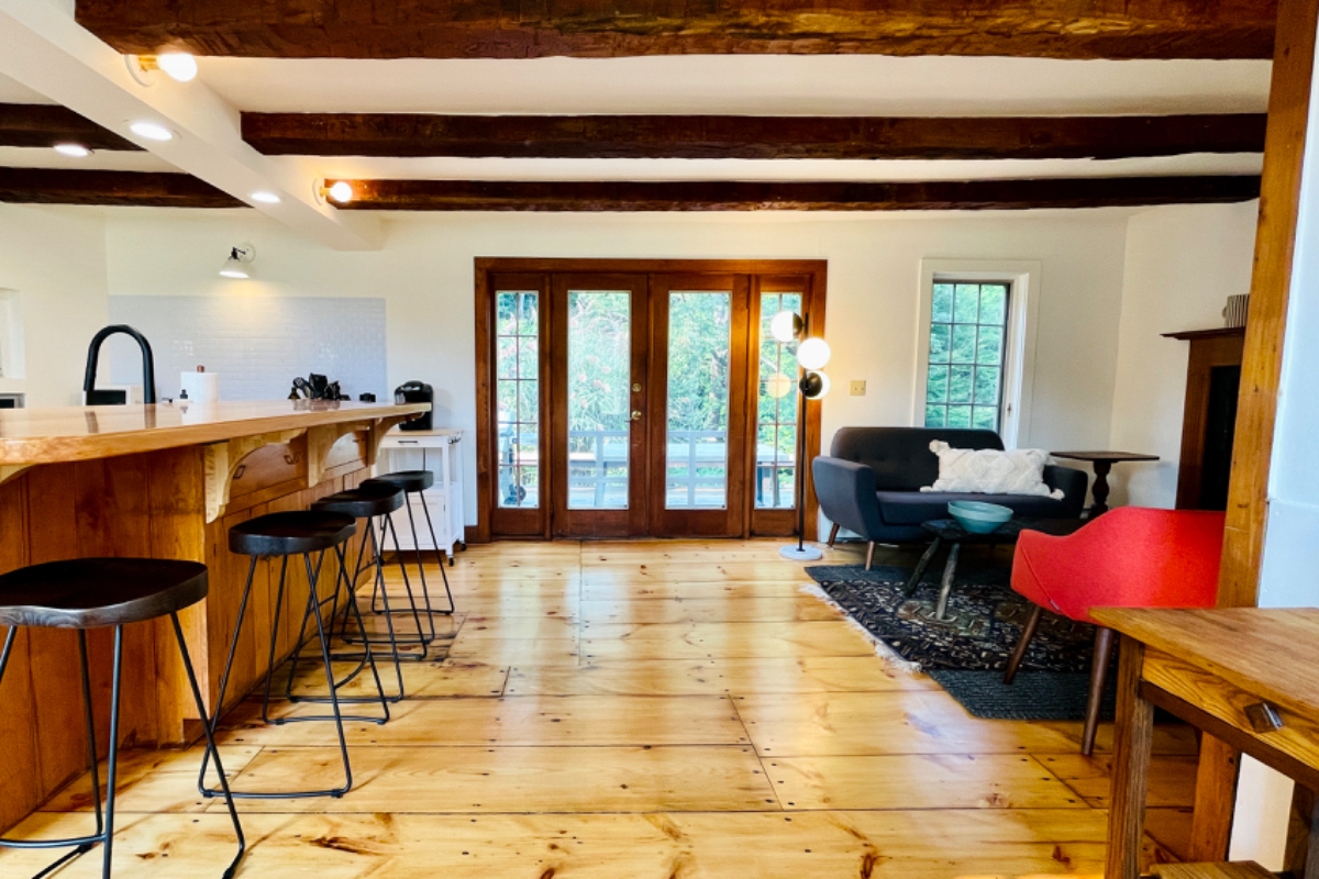 Serene, renovated farmhouse with private pond - Photo 12
