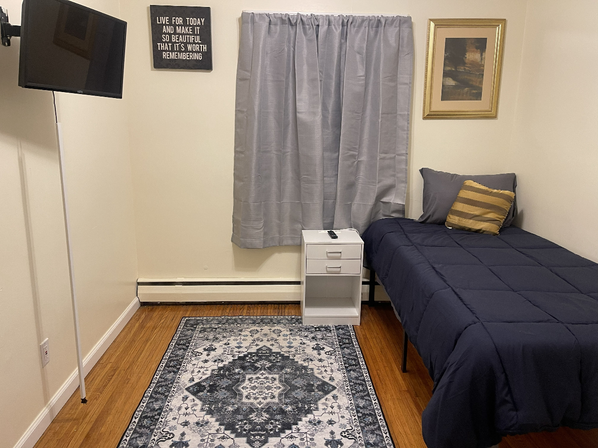 Furnished Private Rooms | Ideal for Travel Professionals & Students | Utilities Included | Near Majo - Photo 11