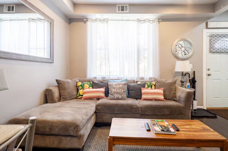 Spacious Newly Renovated 5 BR, 2.5 BA Home-Away-From-Home - Photo 2