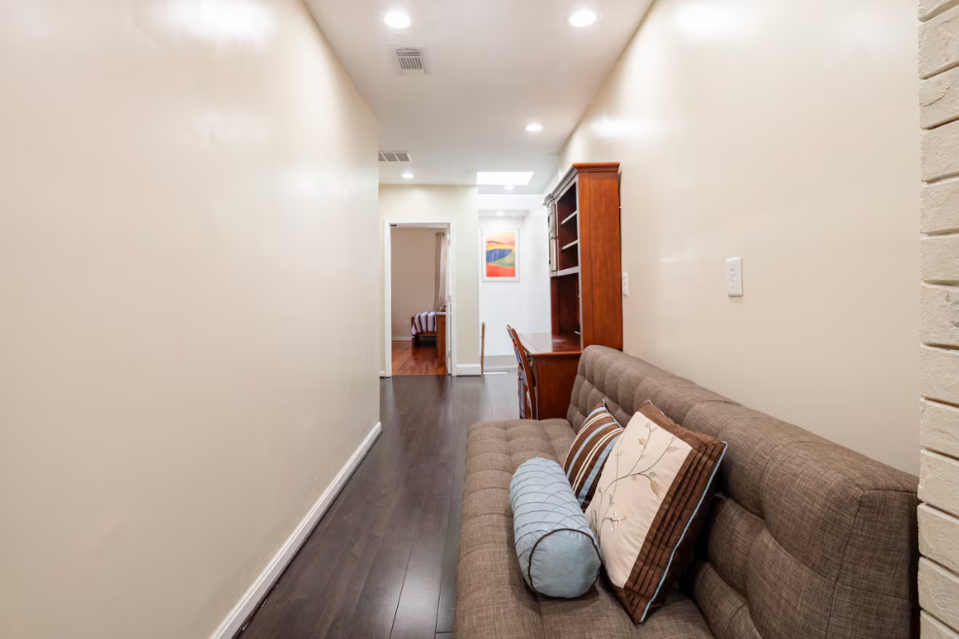 Spacious Newly Renovated 5 BR, 2.5 BA Home-Away-From-Home - Photo 5